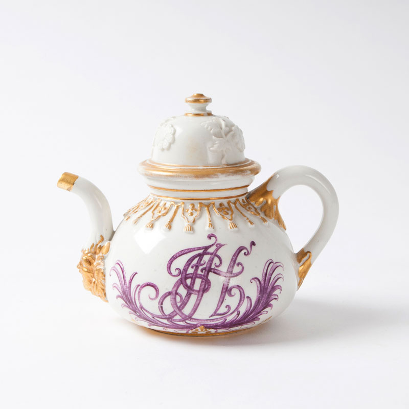 A rare Böttger tea pot with 'Hausmalerei'