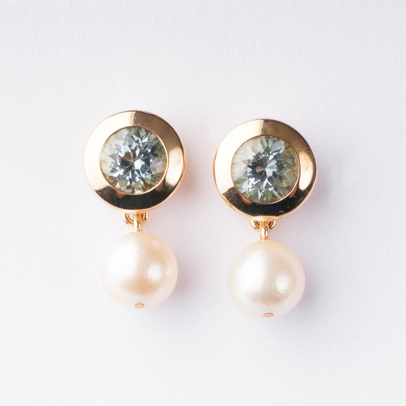 A pair of aquamarin pearl earstuds