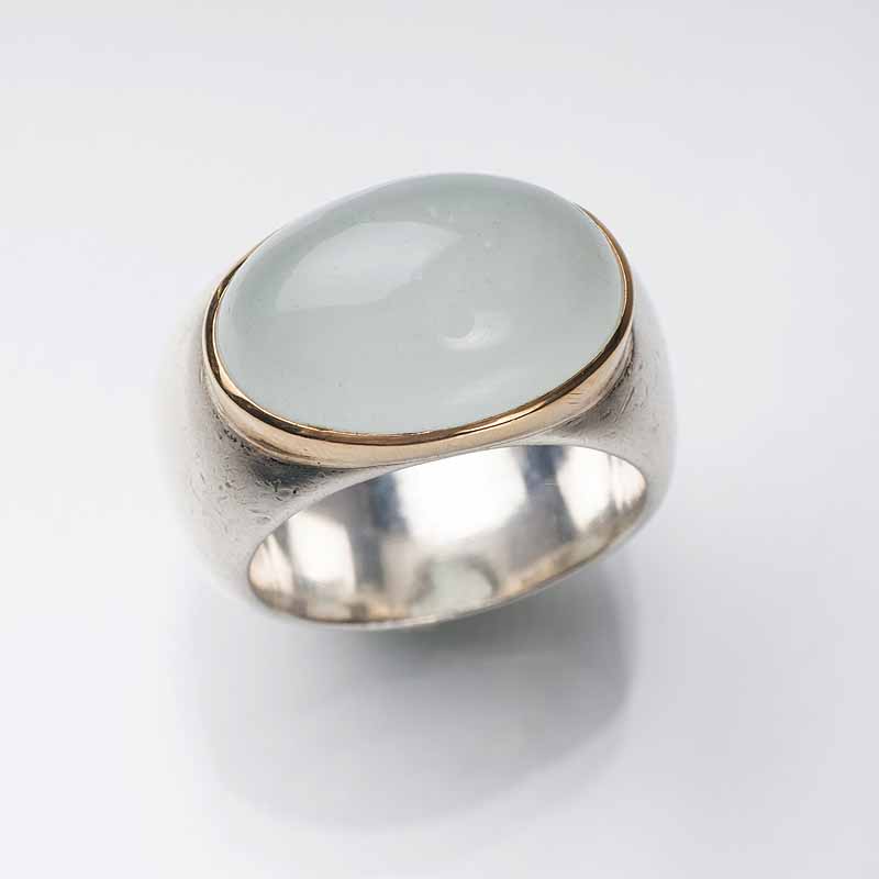 An aquamarin ring