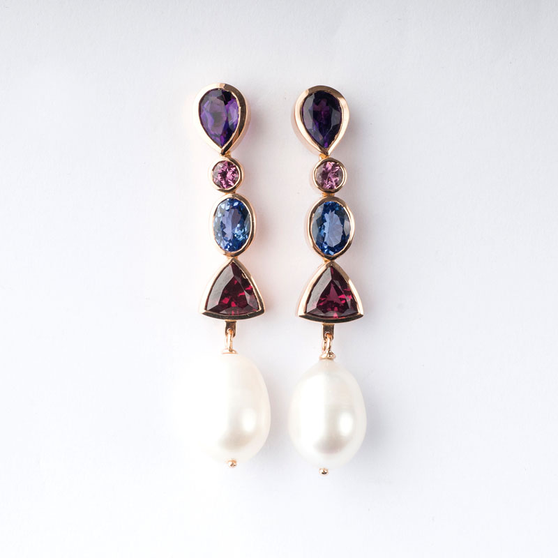 A pair of precious earpendants with pearls