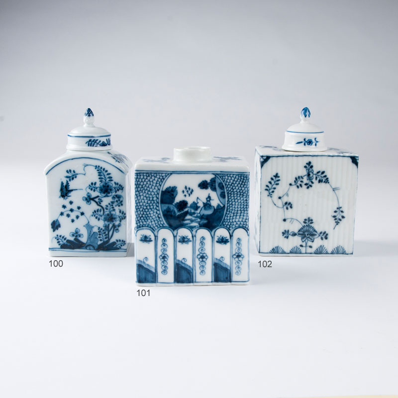 A tea caddy with chinese scenes in underglazed blue