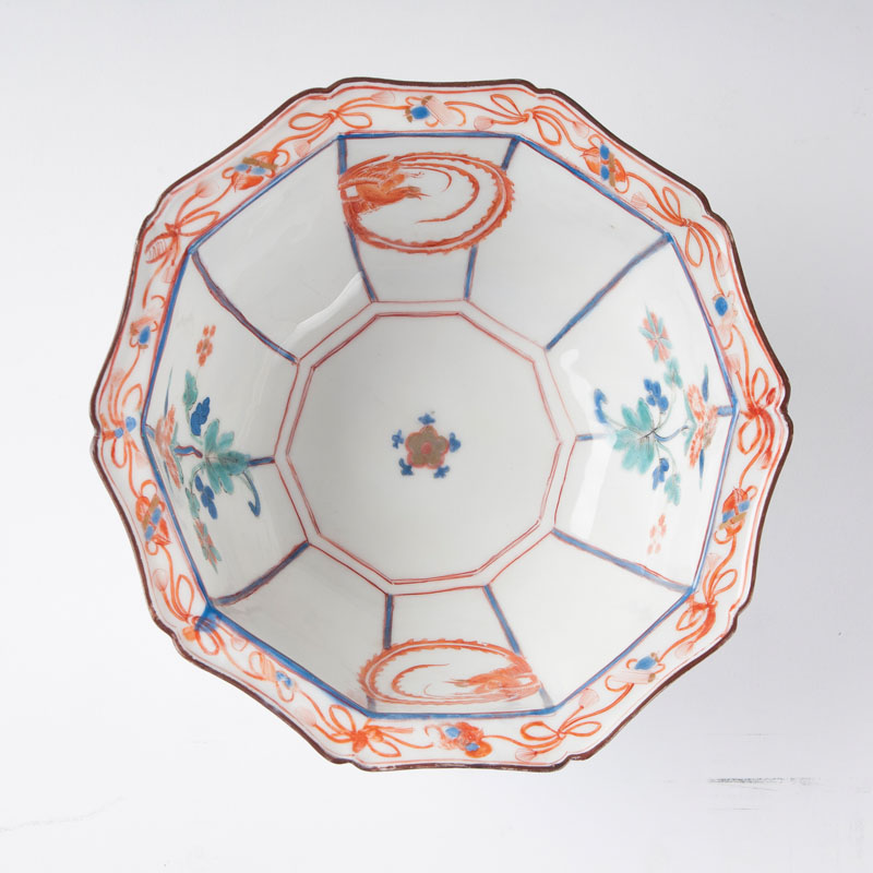 A very rare tenfold cambered bowl with East Asian decor from the Japanese Palace - image 2