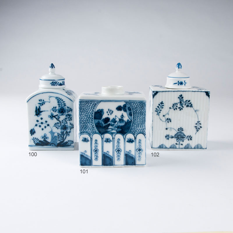 A tea caddy with underglazed blue painting