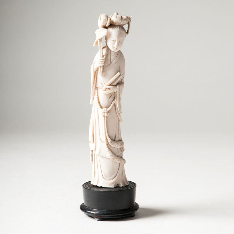 Elfenbein-Figur 'Unsterbliche mit Lotos-Blüte'