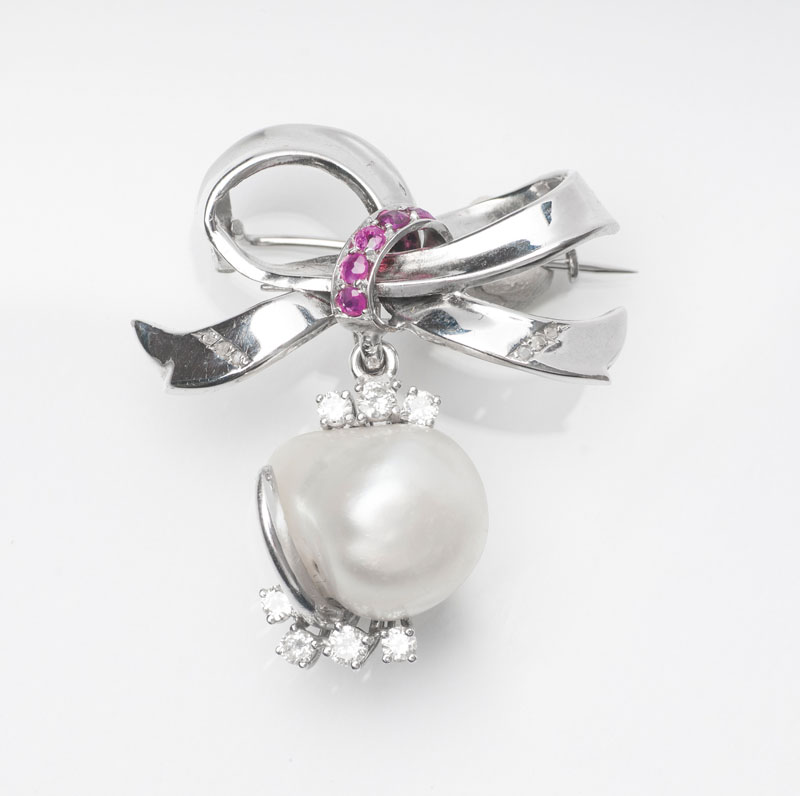 A Southseapearl brooch and a small Tahitipearl pendant