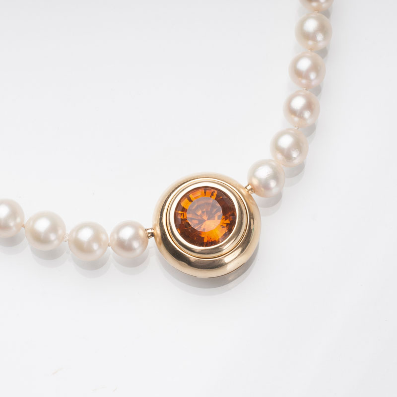 A pearl necklace with one citrine and one aquamarine clasp - image 2