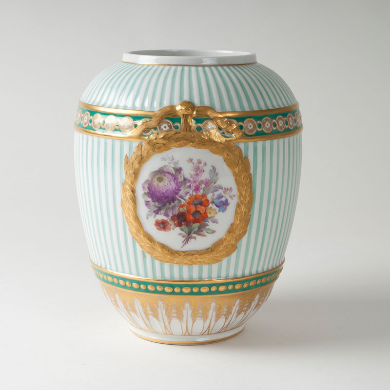 Kannelierte Vase im klassizistischen Stil