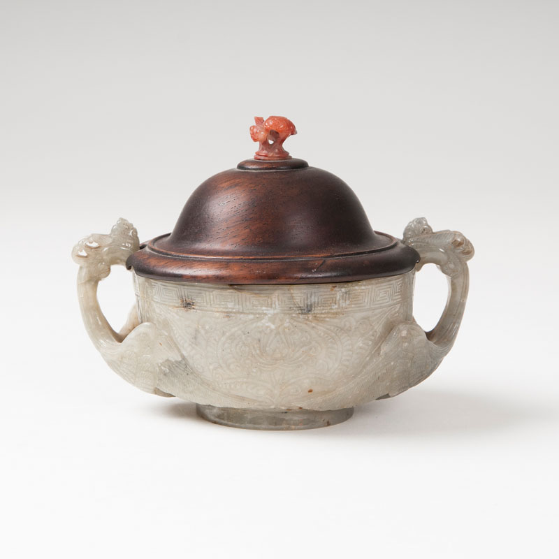 A decorative lidded jade-bowl