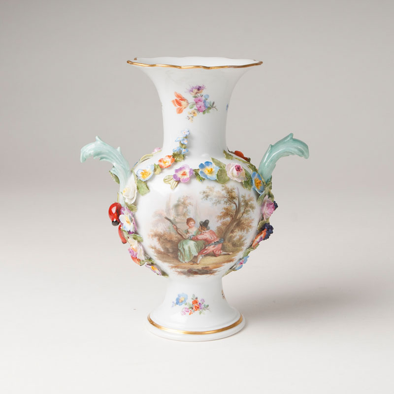 Kleine Vase mit Watteau-Szene und plastischen Blüten