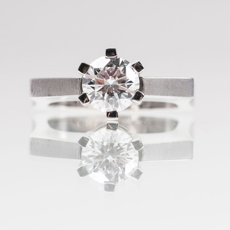 A fine solitaire diamond ring - image 2
