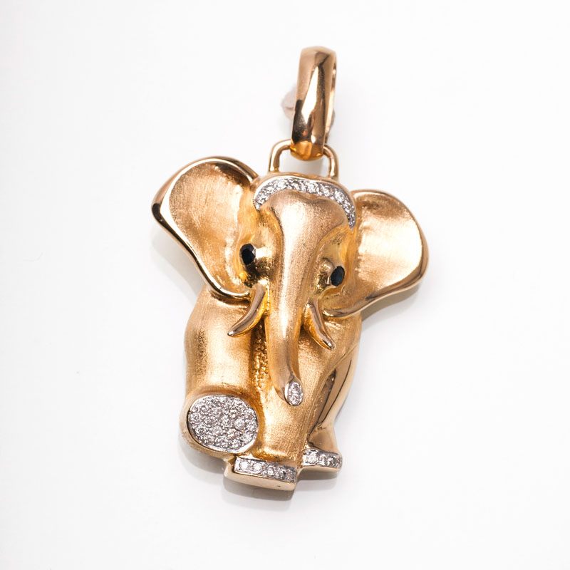 A golden pendant with diamonds 'Elephant'