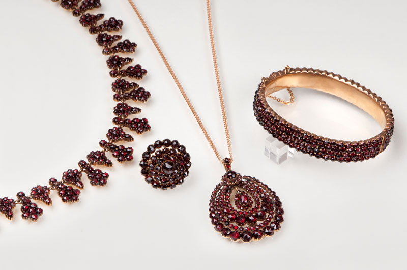 A set of garnet jewellery