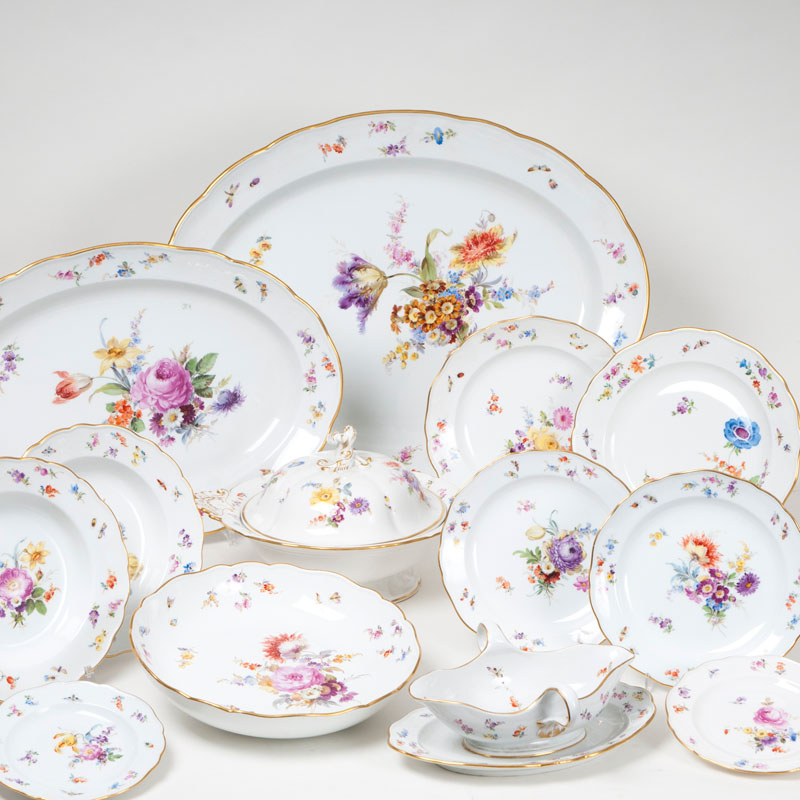 An externsive dinner service with flower painting