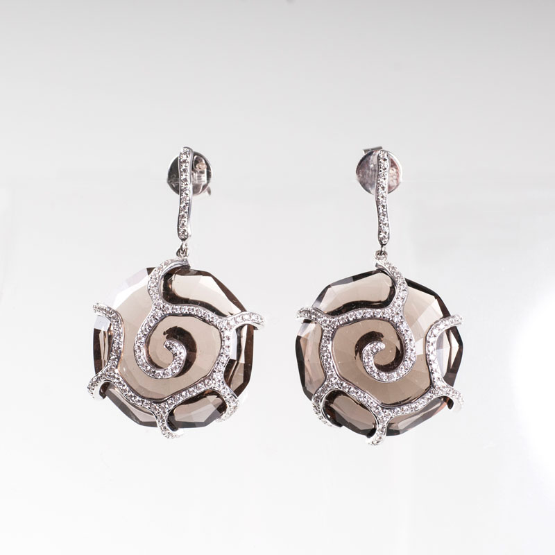 A pair of modern smoky quarz diamond earpendants
