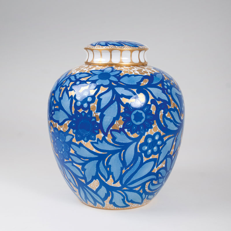 An opulent Art Déco vase with cover 'Rosari'