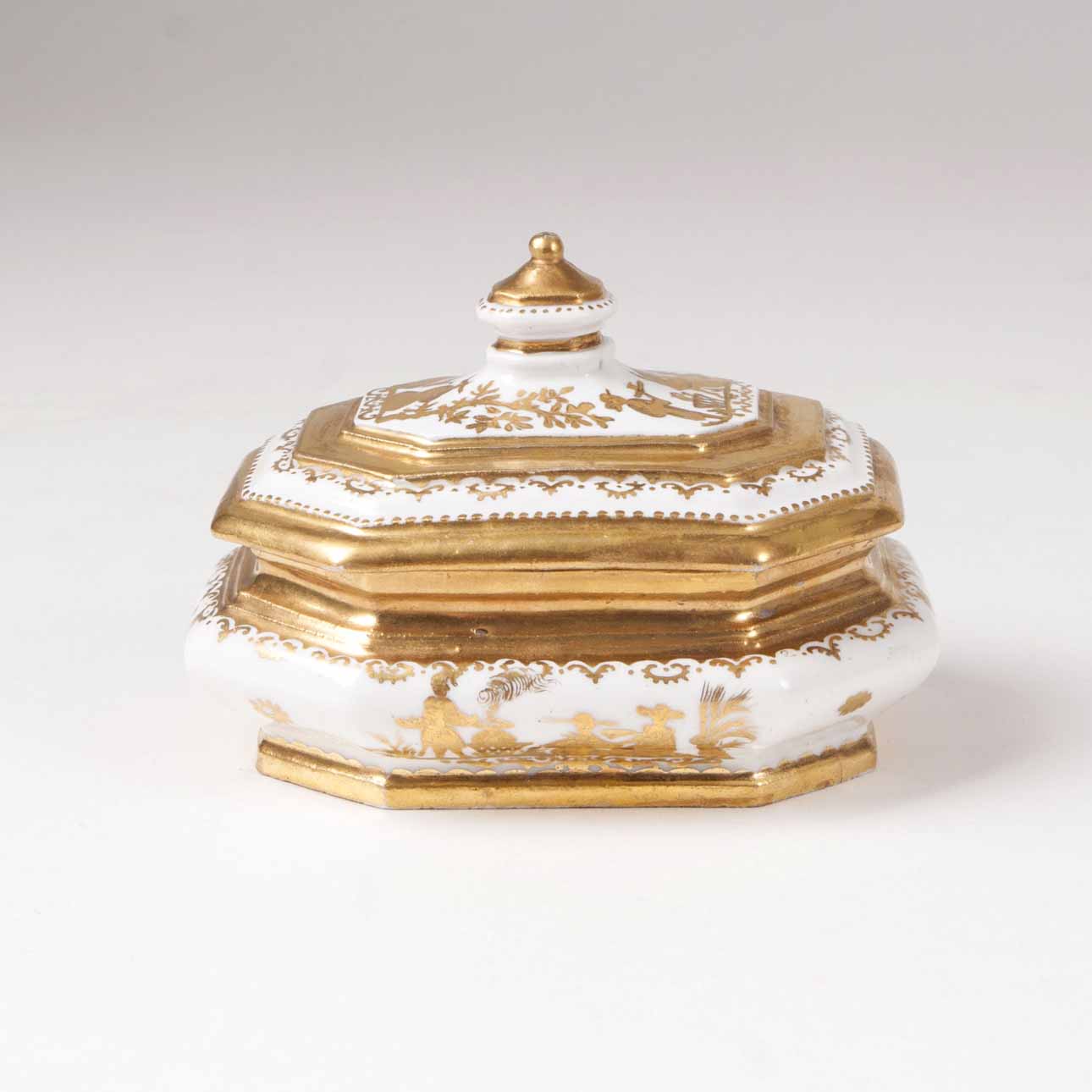 A rare Böttger sugar-box with gold chinoiseries from Augsburg - image 2