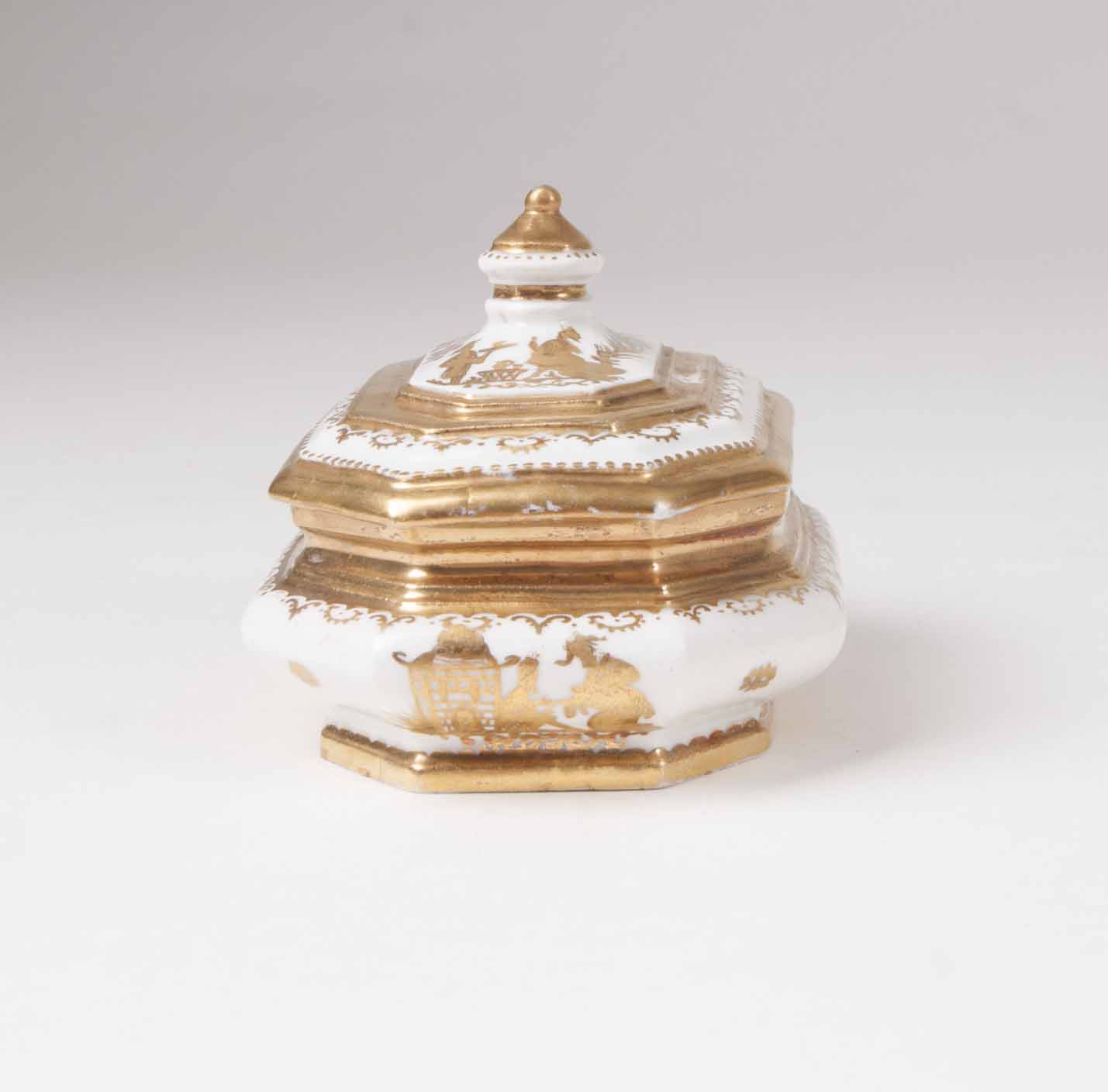 A rare Böttger sugar-box with gold chinoiseries from Augsburg - image 5