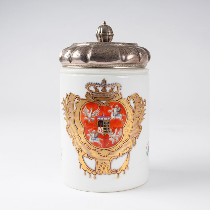 - Musealer Walzenkrug mit sächsisch-polnischem Wappen aus dem sächsischen Krönungsservice Musealer Walzenkrug mit sächsisch-polnischem Wappen aus dem sächsischen Krönungsservice