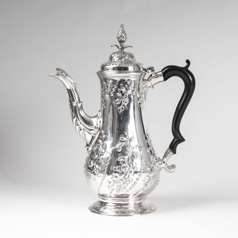 William & James Priest, reg. ca. 1768 - A Georgian teapot with floral decor A Georgian teapot with floral decor
