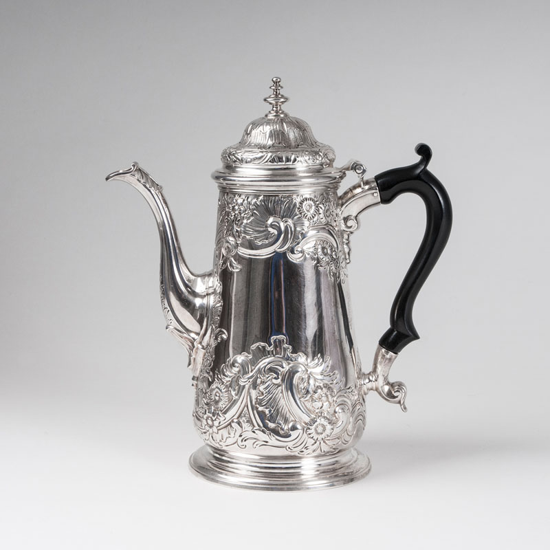 William Williams, reg. 1742, London - An early georgian Tea pot with rocaille decor An early georgian Tea pot with rocaille decor