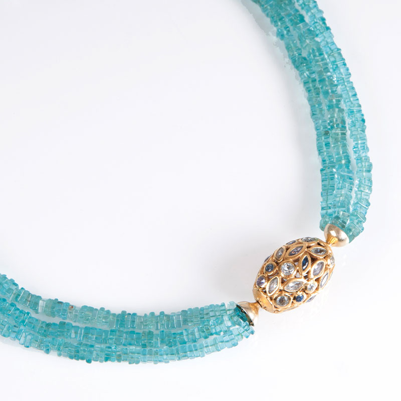 An apatite necklace with precious clasp