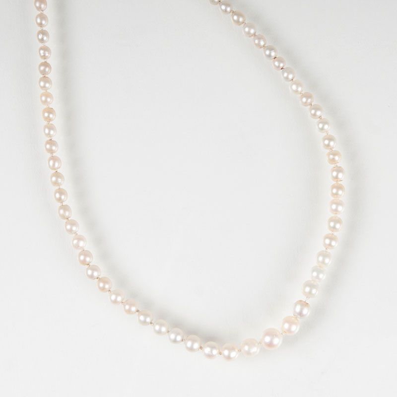 A natural pearl necklace