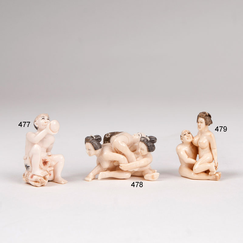 Erotisches Shunga-Netsuke 'Trio beim Liebesspiel'