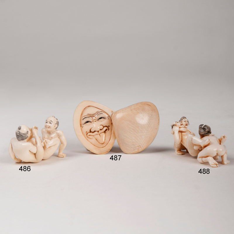 Erotisches Shunga-Netsuke 'Trio beim Liebesspiel'