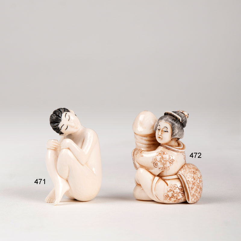 Erotisches Shunga-Netsuke 'Frau mit Phallus'