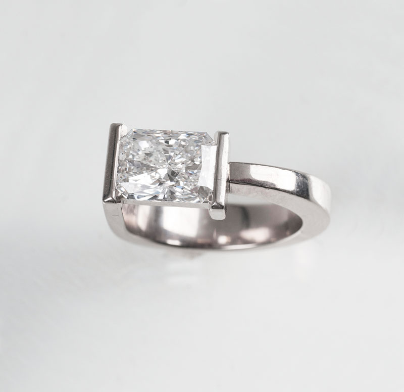 A fine solitaire diamond ring - image 2