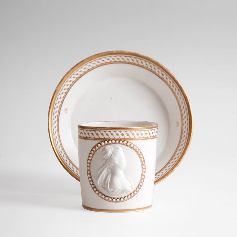 Empire-Tasse mit Relief-Portrait