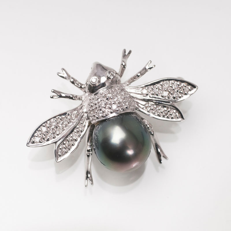 A small diamond brooch with Tahiti pearl 'Bee'