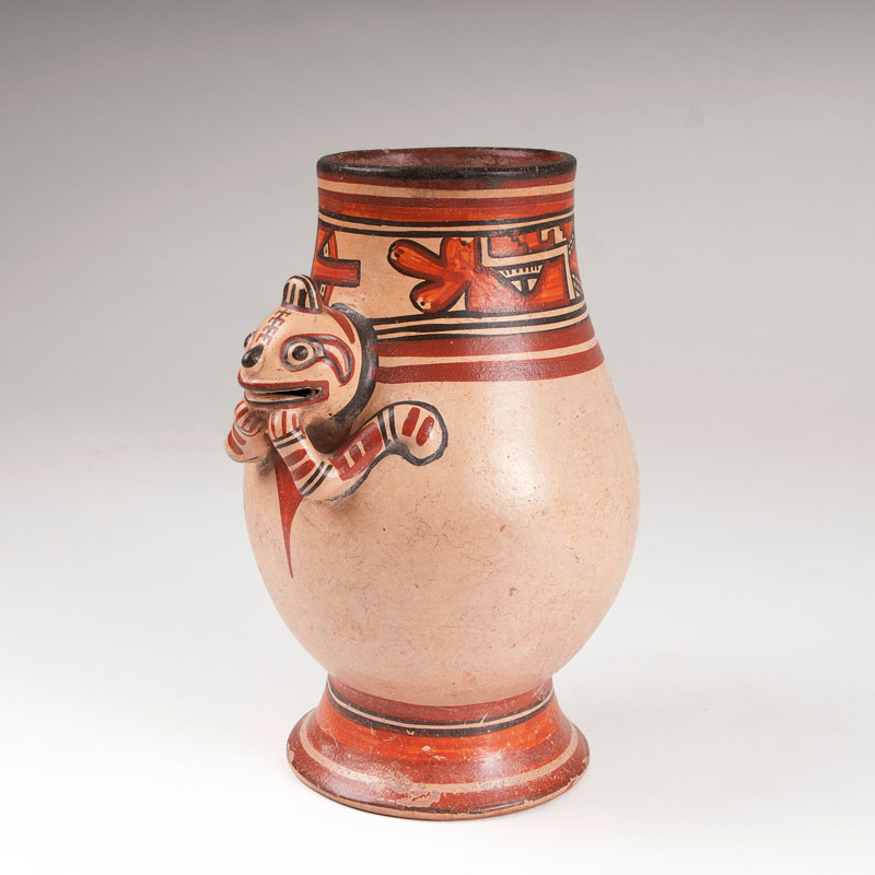 Museale große präkolumbische Vase mit Schlangenkopf