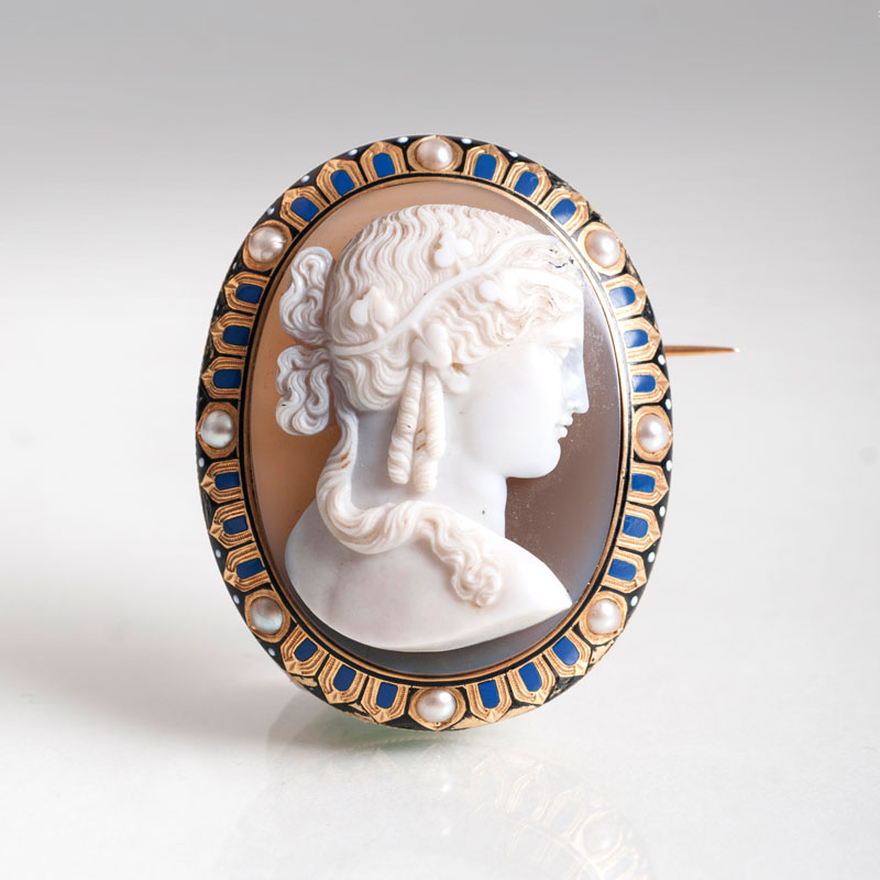 - Napoleon-III Kameebrosche 'Demeter' mit Saatperlen- und Emaille-Rahmen Napoleon-III Kameebrosche 'Demeter' mit Saatperlen- und Emaille-Rahmen