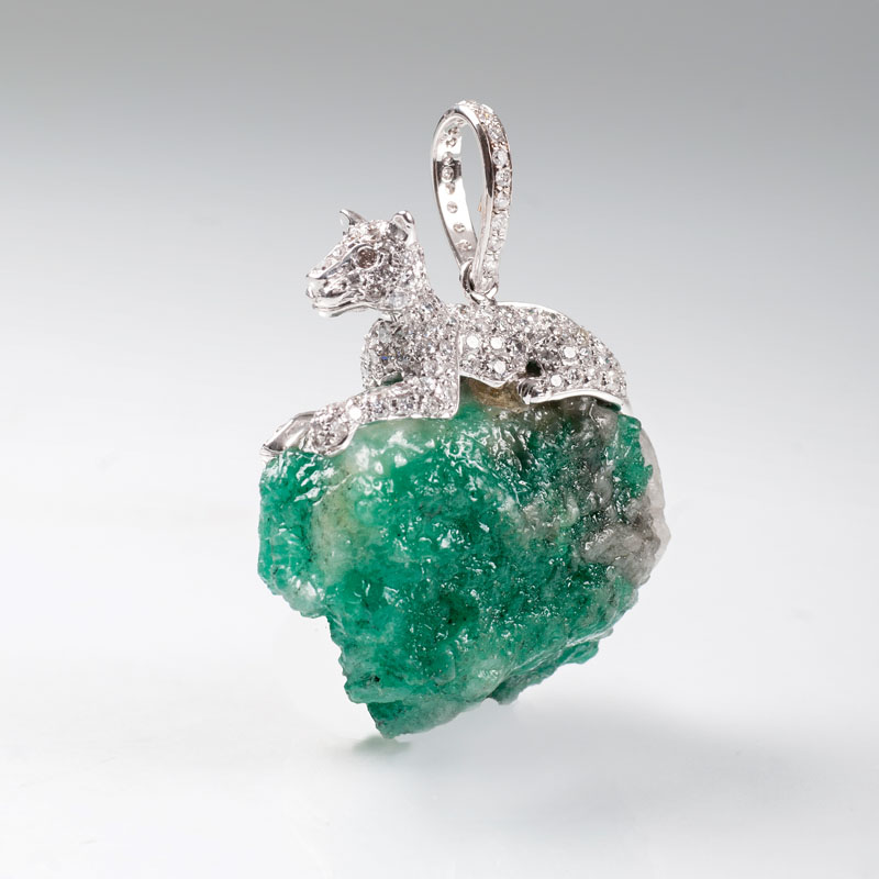 An extraordinary emerald diamond pendant 'Panther' in french Vintage style