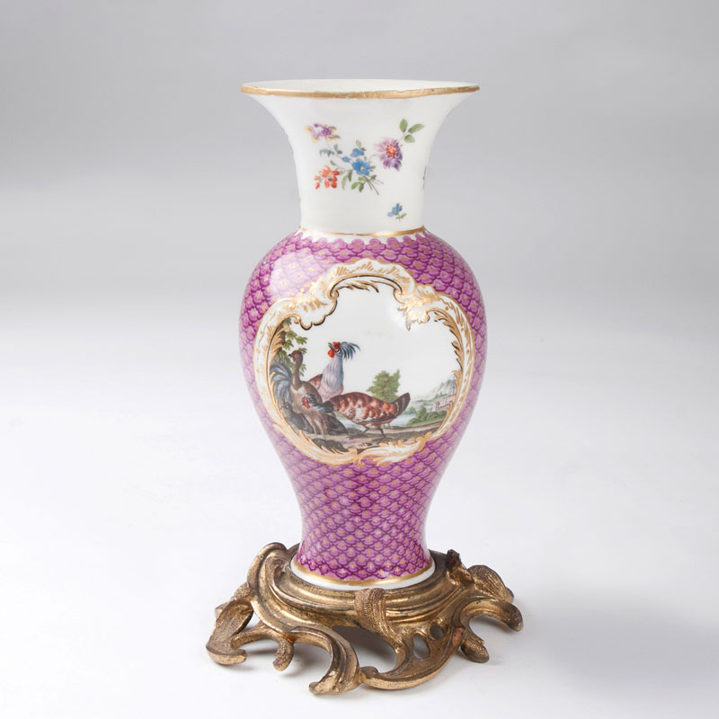 Vase mit Purpurschuppen und Federvieh-Dekor