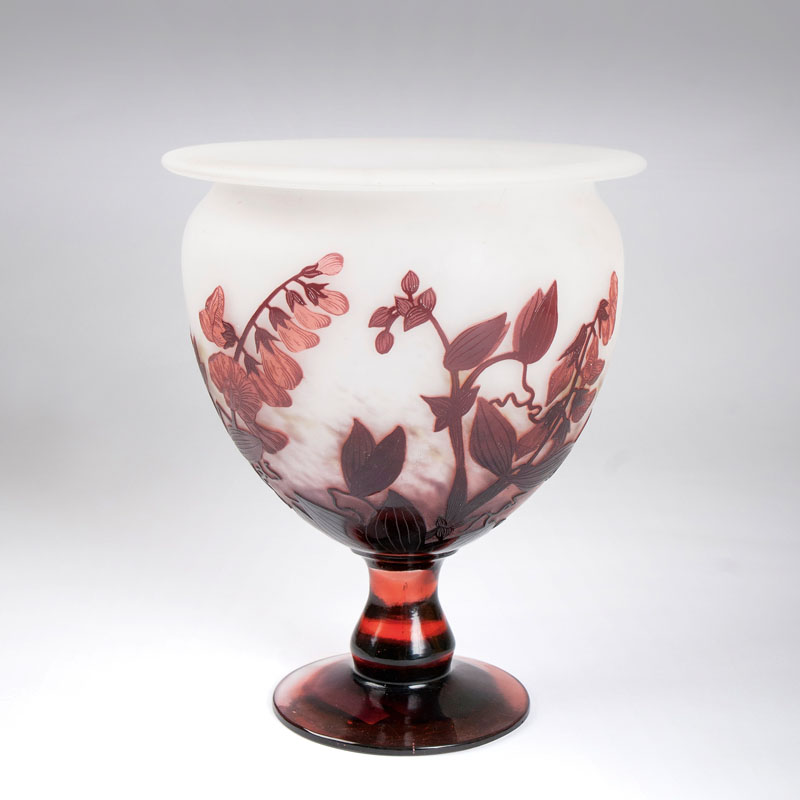 A cup-shaped vase 'Sabot de Vénus'