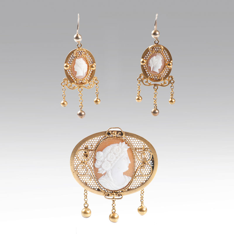 A cameo set with brooch and a pair of earpendants
