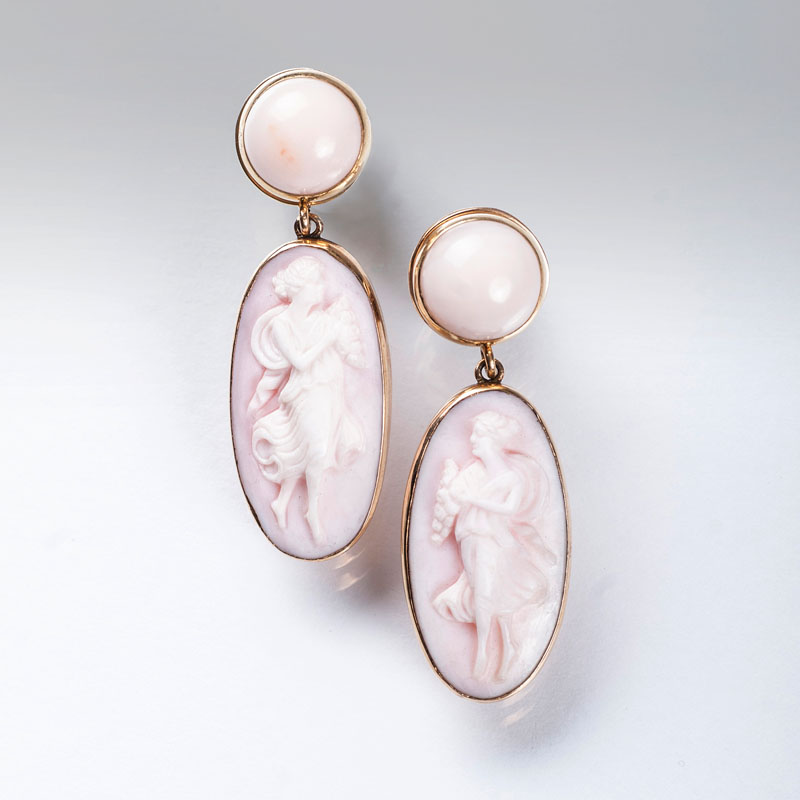 A pair of coral earpendants 'Flora'