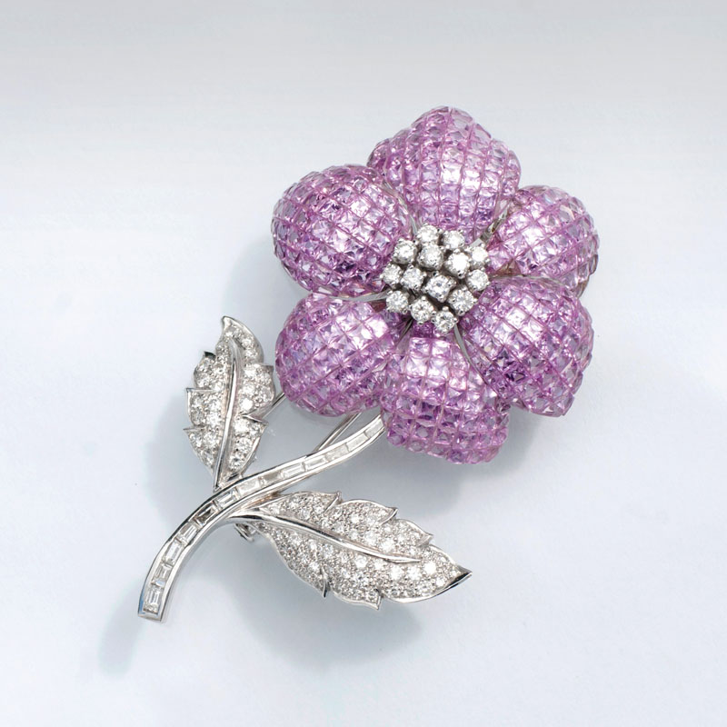 A fine pink sapphire flower brooch with diamonds in french Vintage style