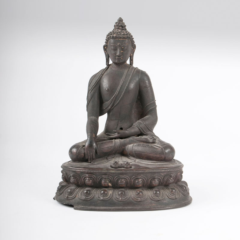 Bronzeskulptur des Buddha Shakyamuni oder Akshobhya