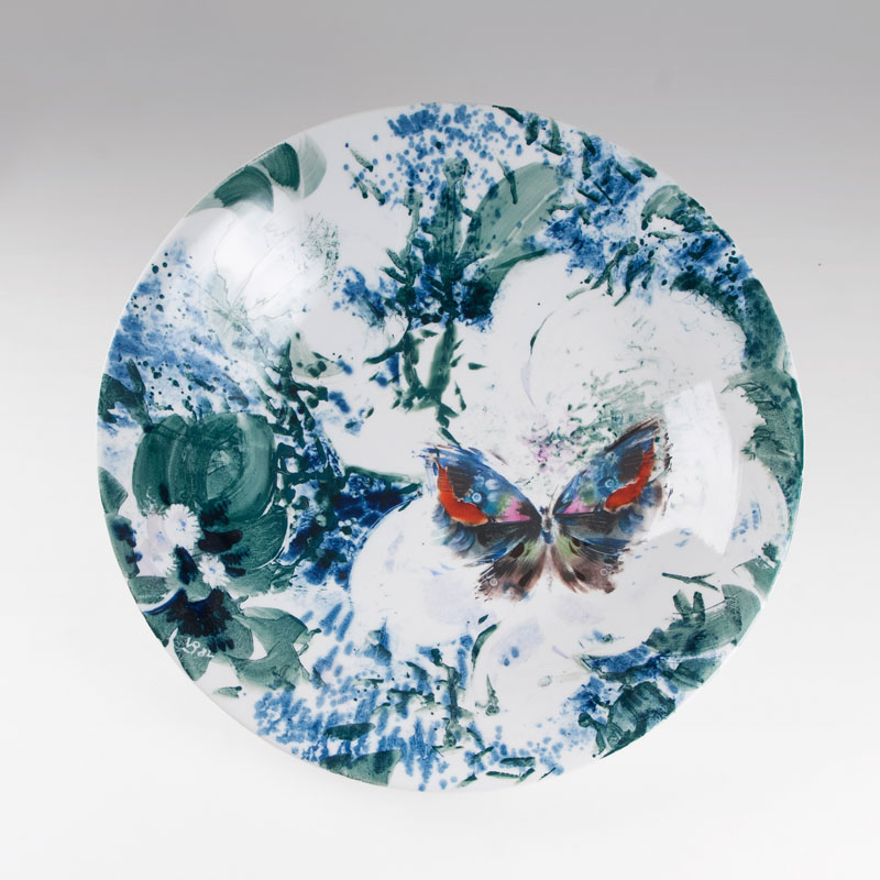 A large and very representative wall plate 'Butterfly on white flowers'