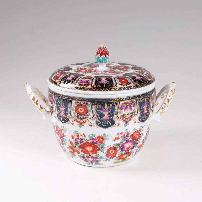 A museum-like and large lidded tureen with 'Lambrequin pattern'