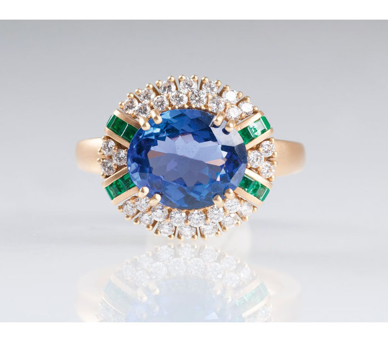 A tansanite emerald diamond ring byJeweller Wempe