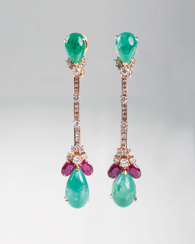 Paar Vintage Ohrhänger mit feinem Smaragd- und Rubin-Besatz