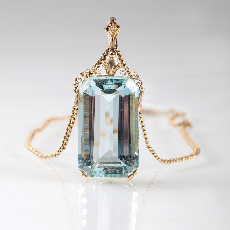 An antique aquamarine pendant with necklace
