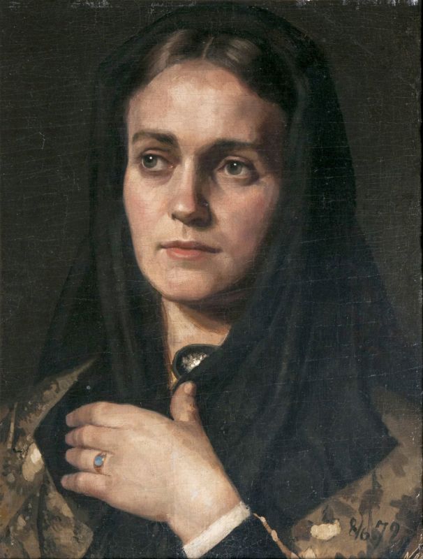 Portrait einer jungen Frau mit Kopftuch