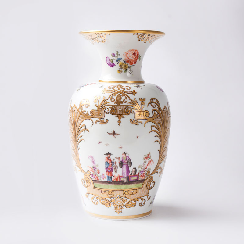 An important Augustus-Rex baluster-shaped vase with Chinese scenes by the Höroldt-workshop