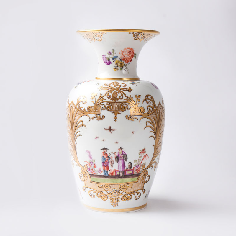 Bedeutende Augustus-Rex Balustervase mit Höroldt-Chinoiserien