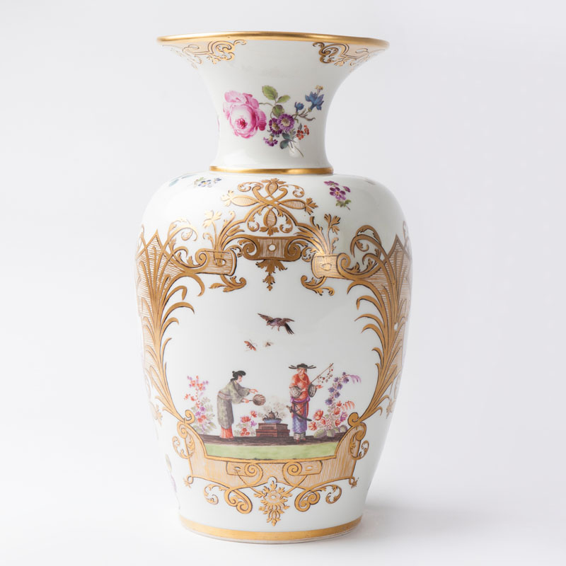 An important Augustus-Rex baluster-shaped vase with Chinese scenes by the Höroldt-workshop - image 2
